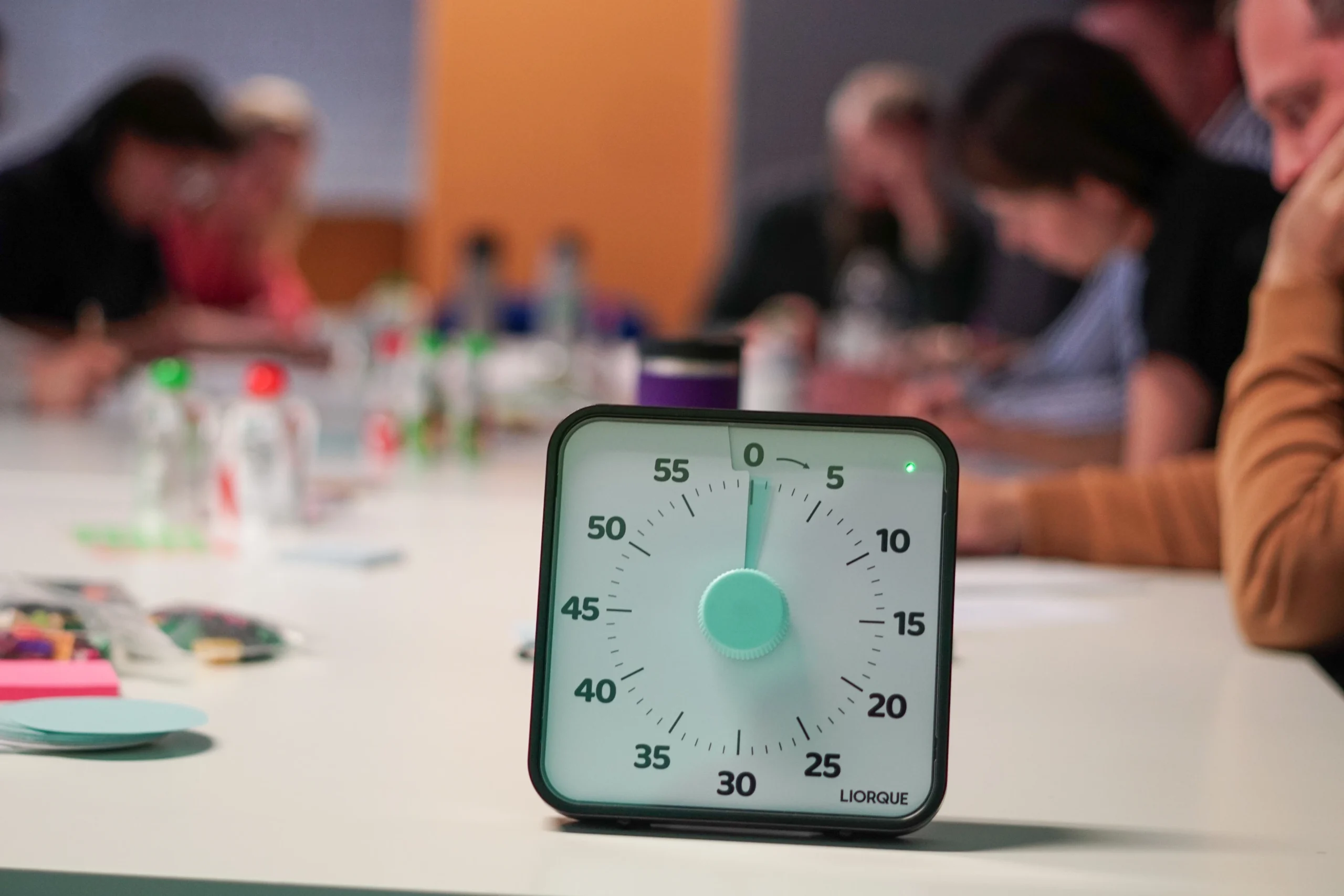 Close em um timer visual de gestão do tempo durante um workshop corporativo prático