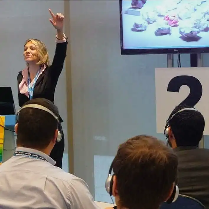 Patrícia Gonçalves palestrando em sala de conferência