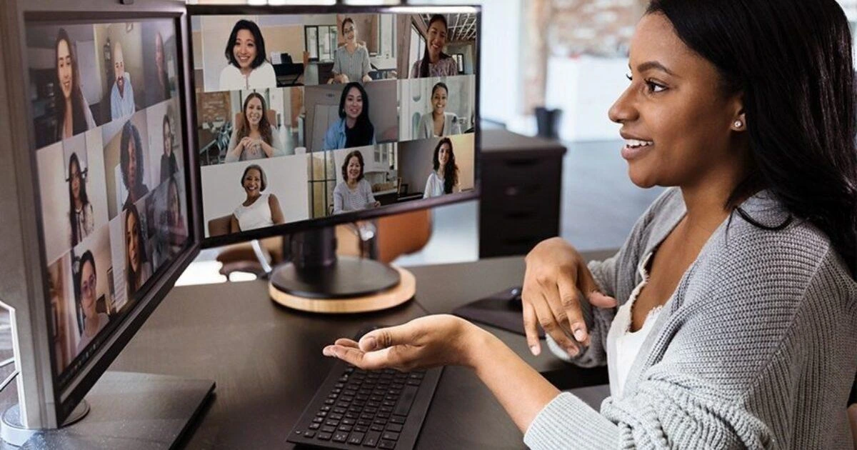 Profissional liderando uma equipe remota através de uma videochamada na tela do computador