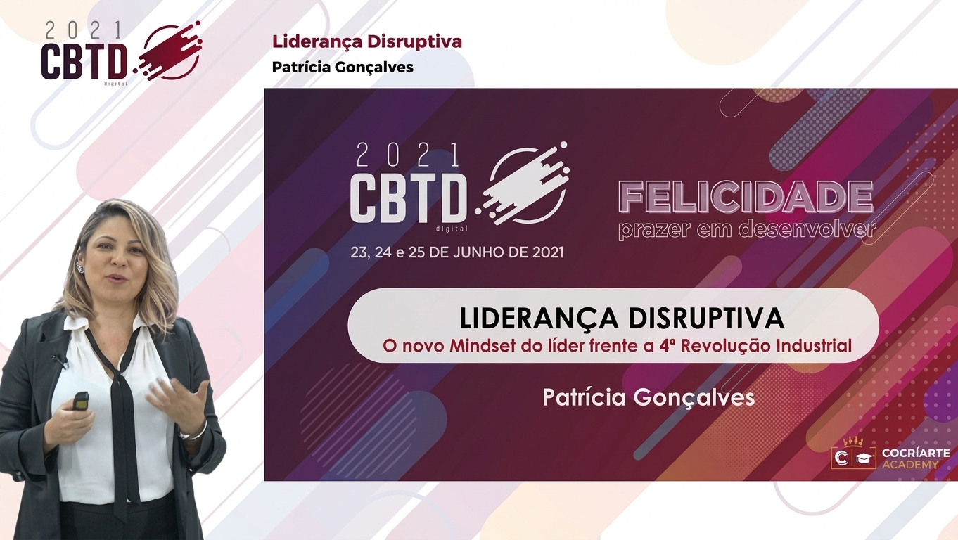 Patrícia Gonçalves com microfone em apresentação sobre liderança