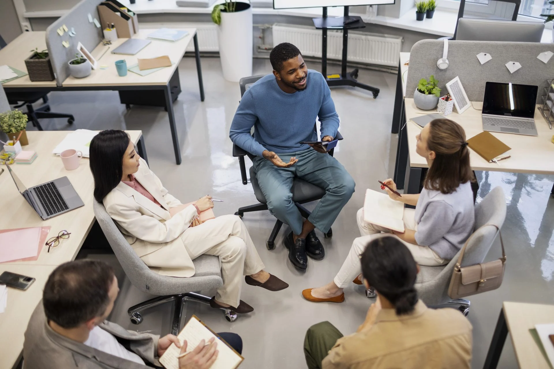 Equipe em roda conversando abertamente sobre saúde mental e bem-estar no ambiente corporativo