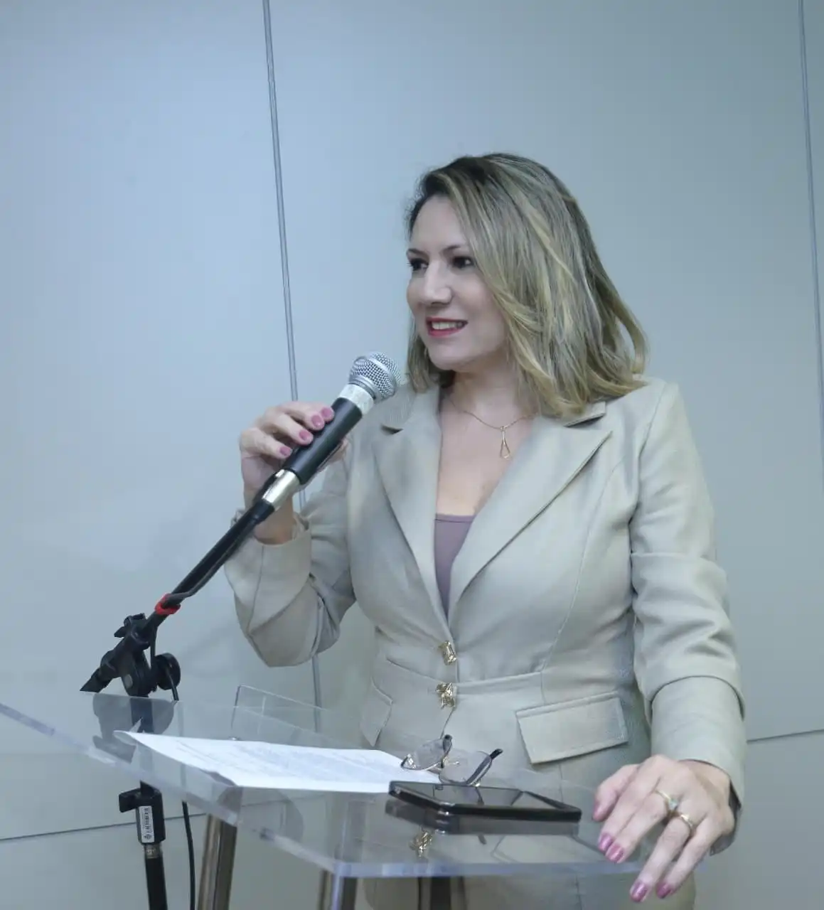 Patrícia Gonçalves falando ao microfone em pódio
